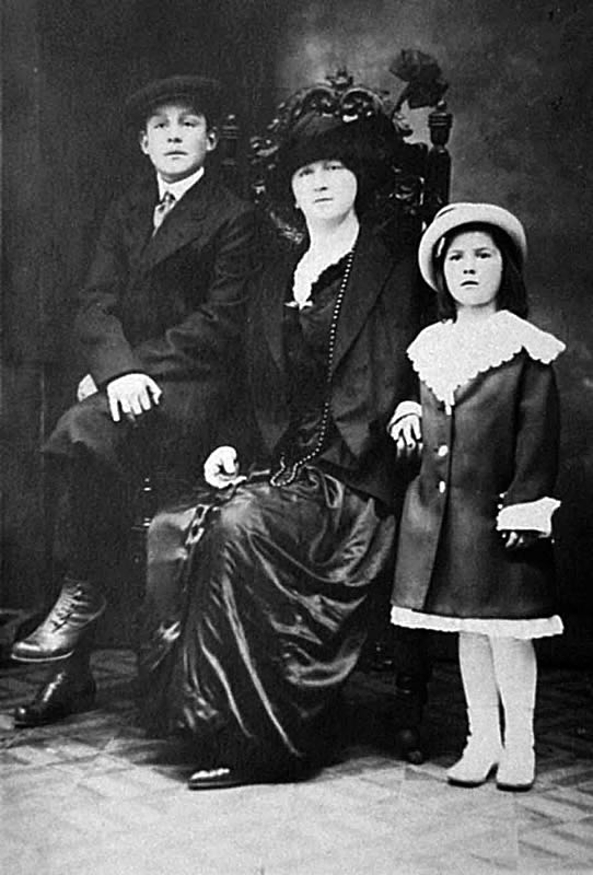 Eitner, Daniel Sr., Dora & Constance
~1917

Photo from Dan Eitner
