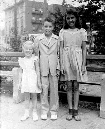 Mango, Veronica/Carmine/Vivian
Veronica, Carmine and Vivian Mango, early 1940s

Photo from Veronica Mango
