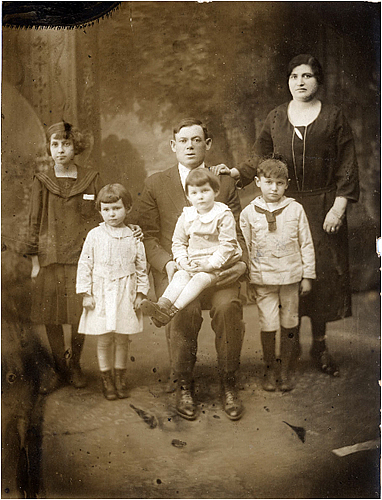 Volick Family 1923
L to R: Mae, Ethel (my Mom), Sam (Carpenter), Rose (on lap), Harry & Ida.

Photo from Lynn Lipton
