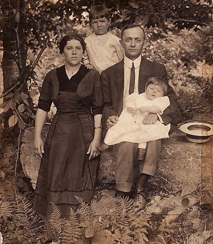 Chasen Family 1912
Photo from Lynn Lipton

Mary & Julius Chasen (parents), Lee Chasen (standing), and Edna Chasen (baby).  
