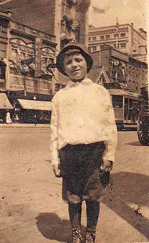 Chasen, Lee 1914
Photo from Lynn Lipton

Lee Chasen on Market Street

