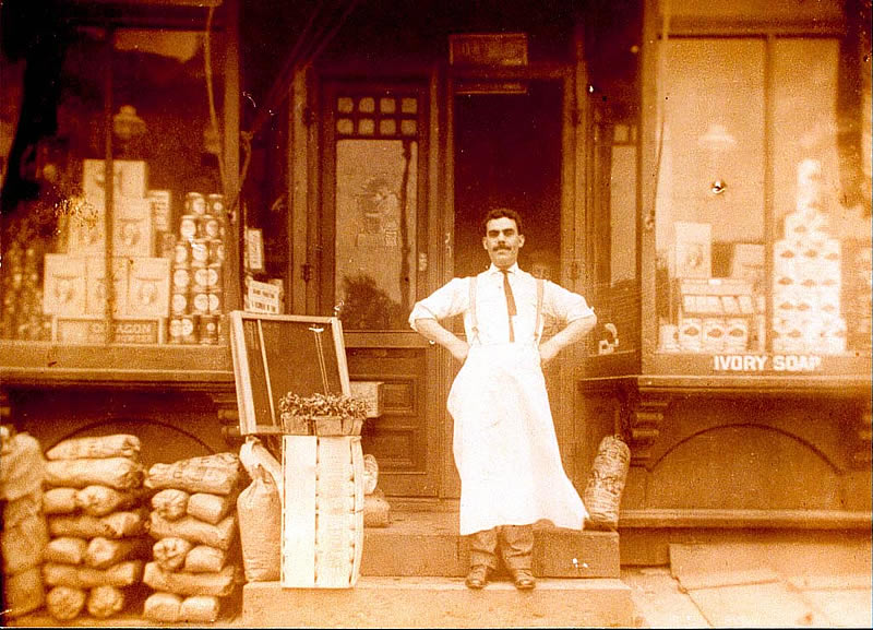 Kiell, Louis
In front of his store at 491 Ferry Street - 1918
Photo form Paul Kiell
