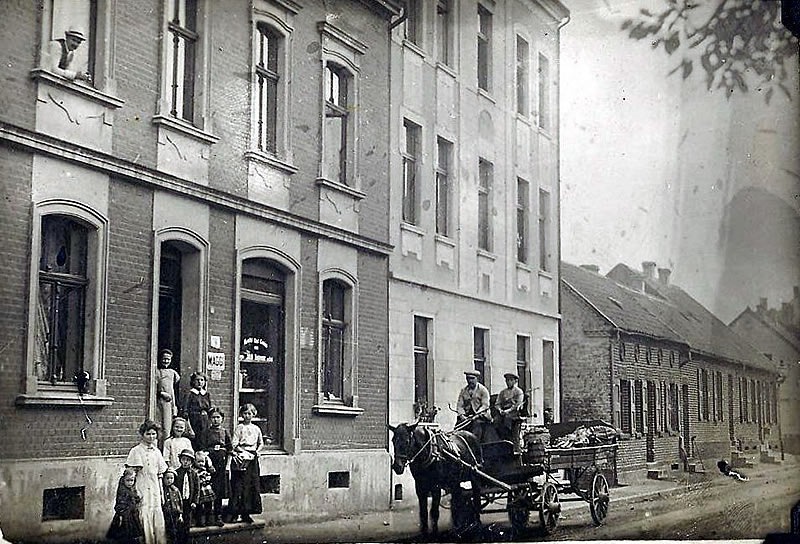 Krahling Family
In front of 342 15th Avenue
Photo taken between May 1912 & August 1917
Photo from Paul Husosky
