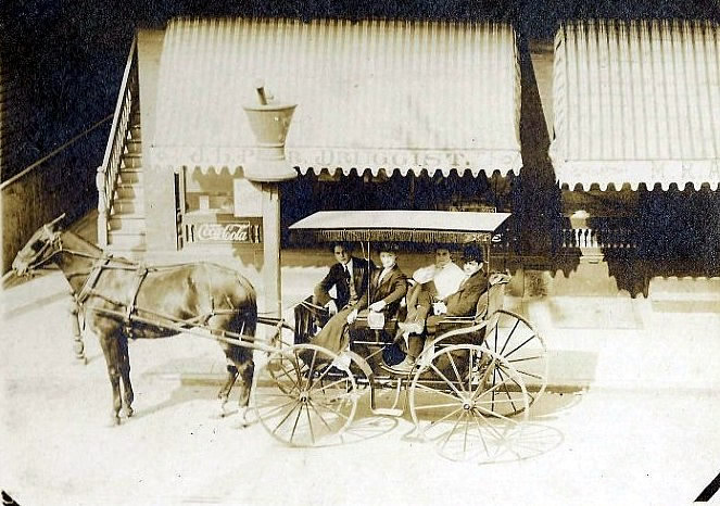 Krahling, Henry & Josephine
Sunday afternoon ride on Springfield Avenue - 1913
Photo from Paul Husosky
